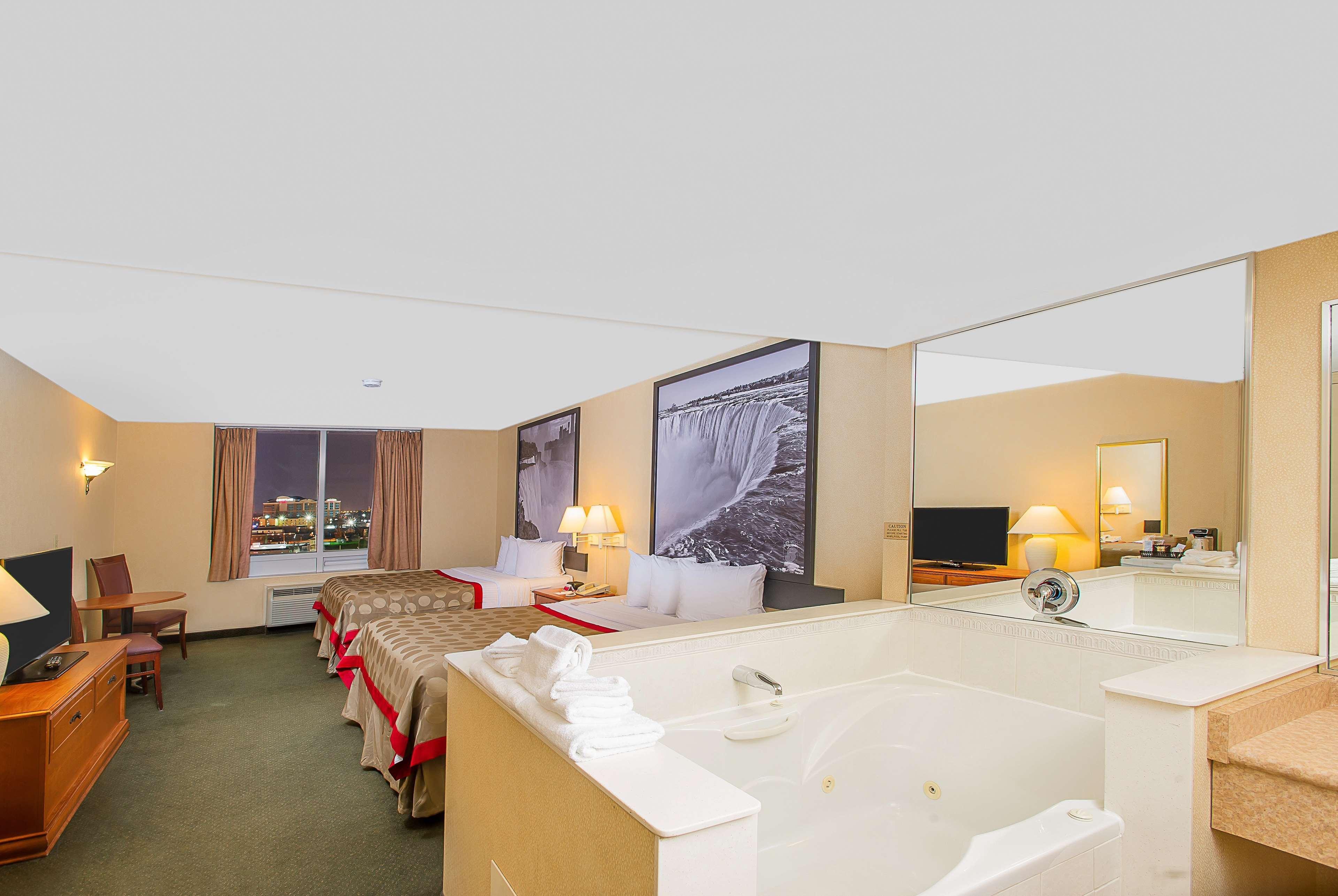 Ramada By Wyndham Near The Falls Hotel 3*
