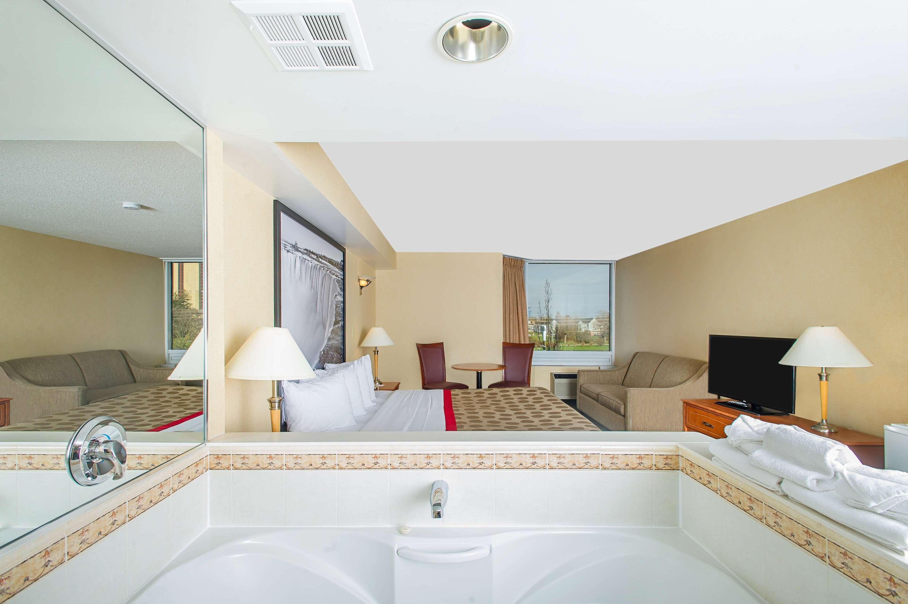 Ramada By Wyndham Near The Falls Hotel 3*