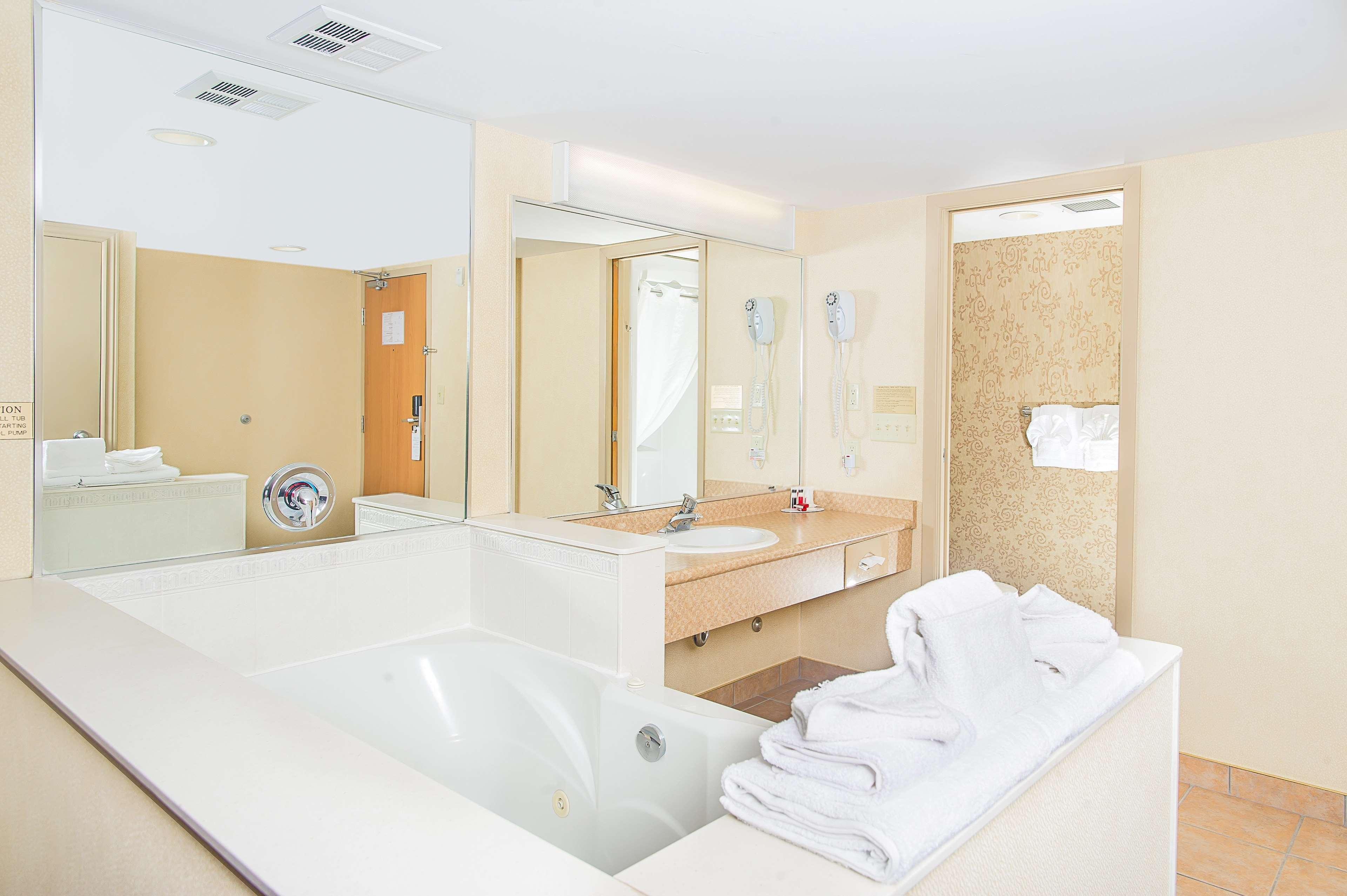 Ramada By Wyndham Near The Falls 3* Niagara Falls