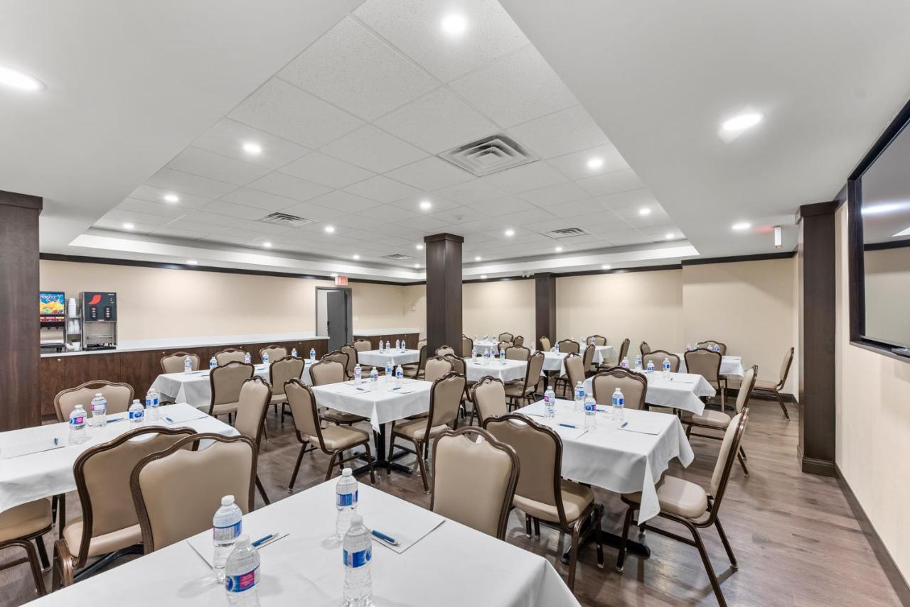 Ramada By Wyndham Near The Falls Hotel 3*
