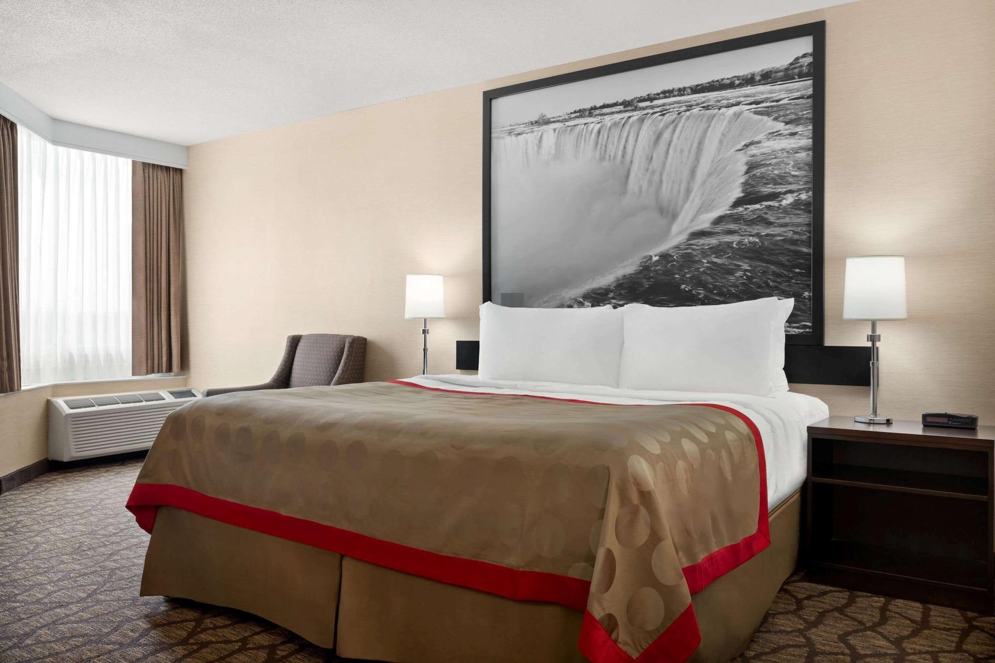 Ramada By Wyndham Near The Falls Hotel 3*