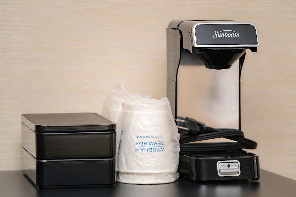 Ramada By Wyndham Near The Falls Hotel 3*
