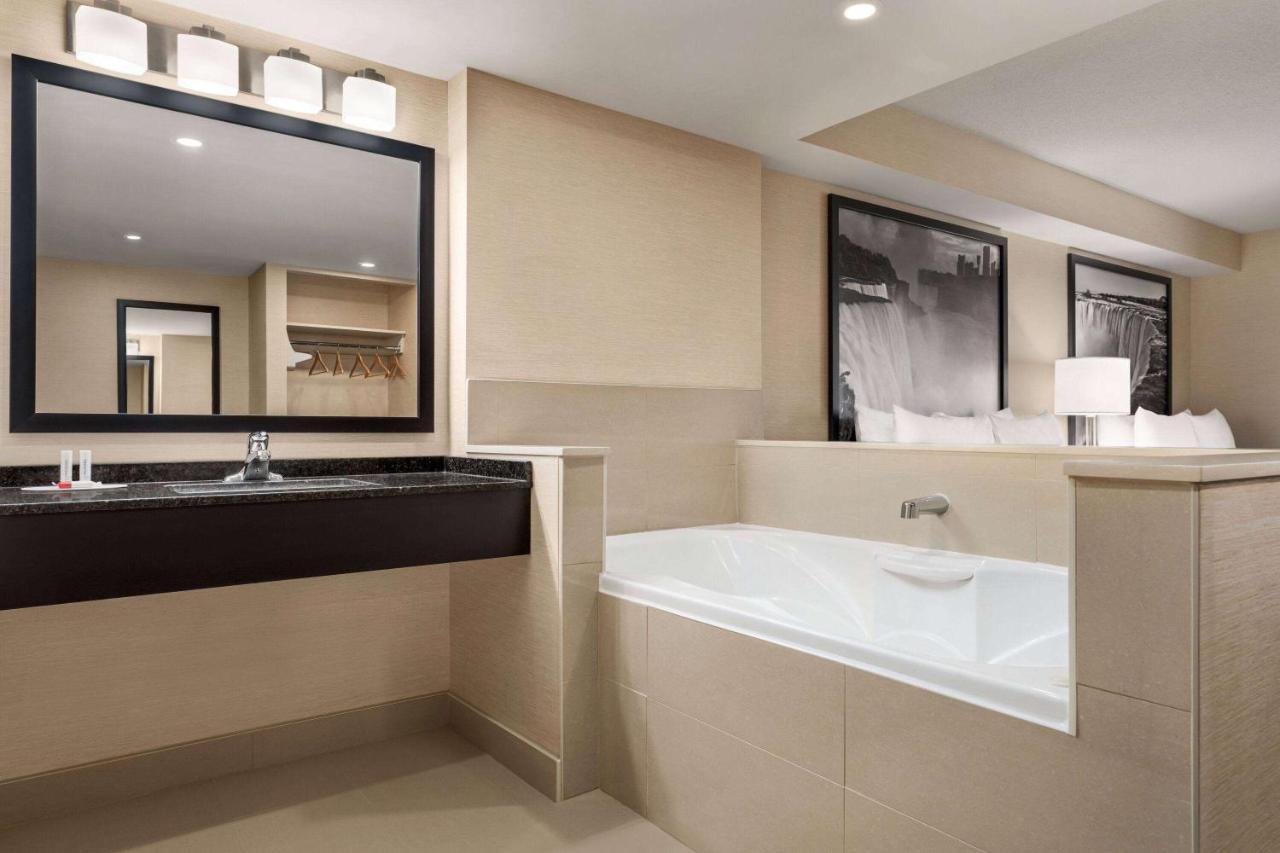 Hotel Ramada By Wyndham Near The Falls 3*