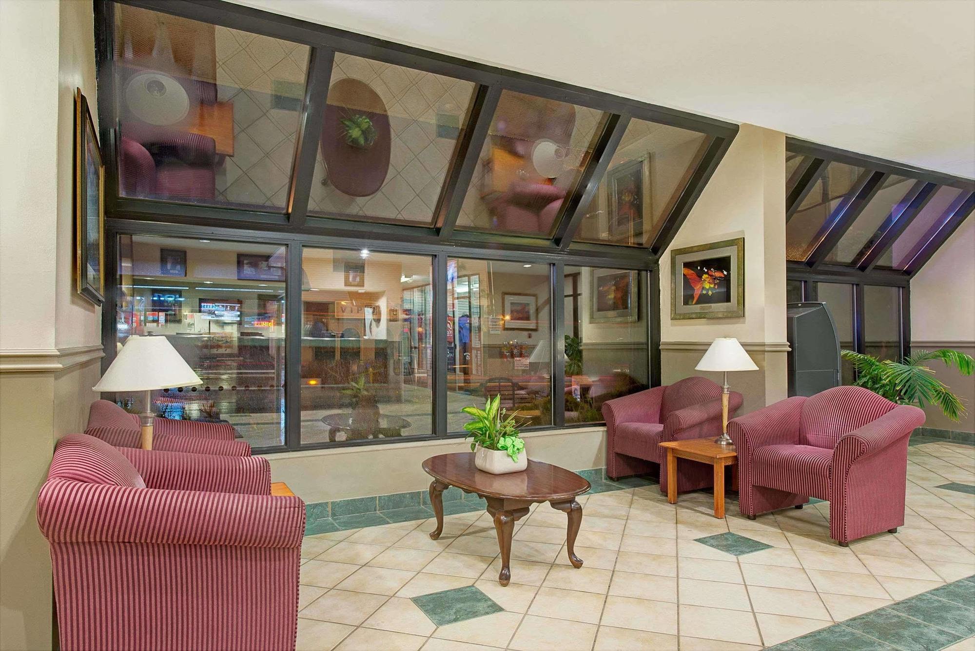 Ramada By Wyndham Near The Falls