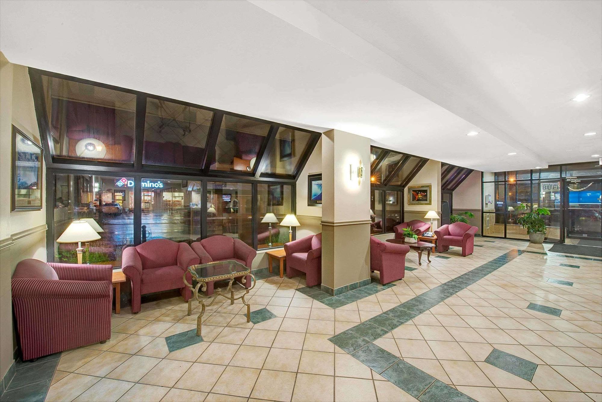 Ramada By Wyndham Near The Falls Hotel