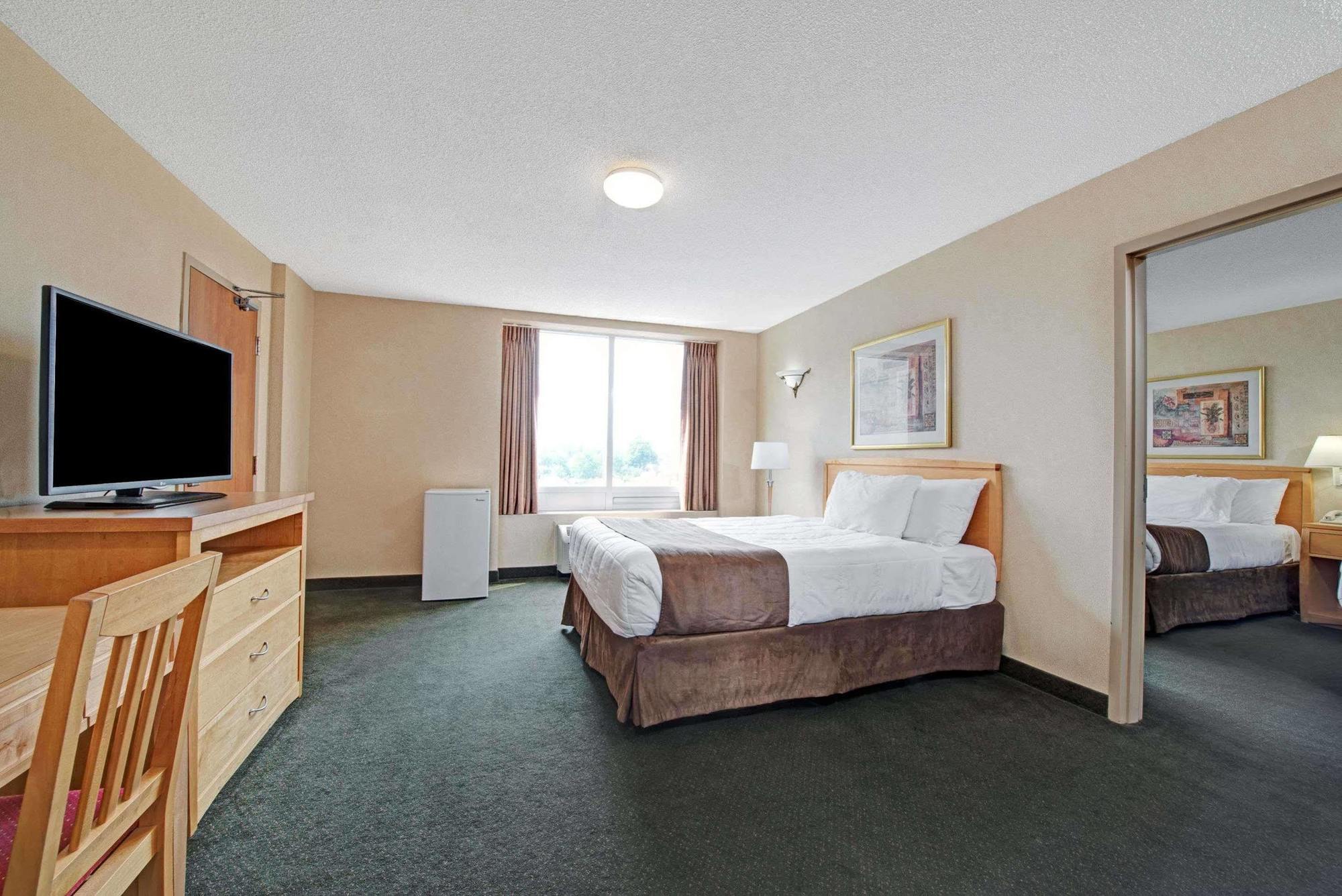 Ramada By Wyndham Near The Falls