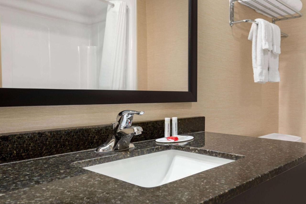 Hotel Ramada By Wyndham Near The Falls 3*